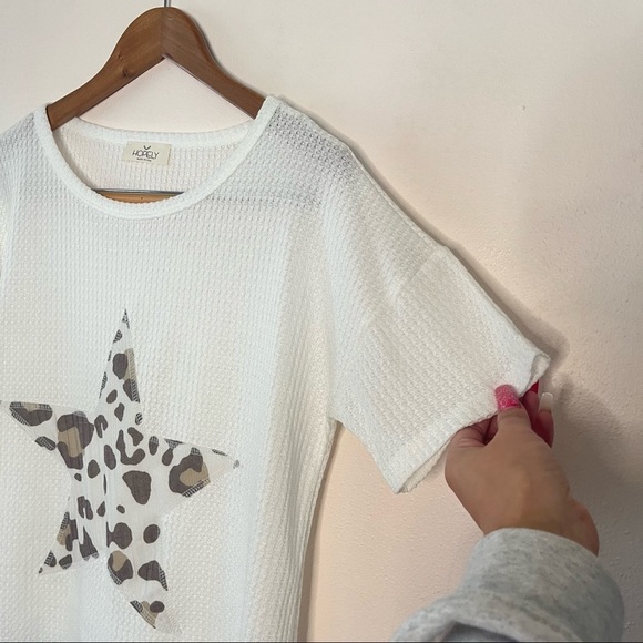 2/$25 Hopely White Leopard Cheetah Animal Print Star Oversized Stretchy Shirt S - Picture 8 of 15